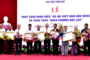 Các đồng chí Bí thư Tỉnh ủy Lê Trường Lưu và Chủ tịch UBND tỉnh Phan Ngọc Thọ trao danh hiệu cao quý “Bà mẹ Việt Nam anh hùng” cho thân nhân các mẹ.