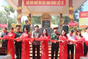 Nghi thức cắt băng khánh thành Nhà tưởng niệm