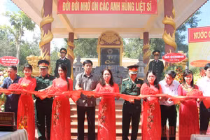 Nghi thức cắt băng khánh thành Nhà tưởng niệm
