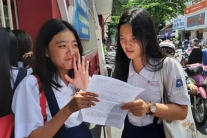 Thí sinh bàn luận về đề thi môn Toán.