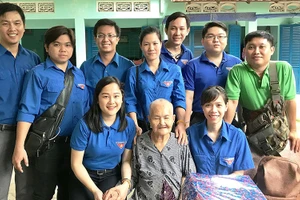 Các đoàn viên thanh niên thăm hỏi, tặng quà Bà mẹ Việt Nam Anh hùng Nguyễn Thị Phơi, xã An Nhơn Tây, huyện Củ Chi (TP Hồ Chí Minh). Ảnh: Bùi Anh Tuấn