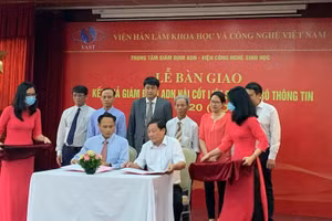 Lãnh đạo Viện Công nghệ sinh học và Cục Người có công tiến hành các thủ tục tại lễ bàn giao.
