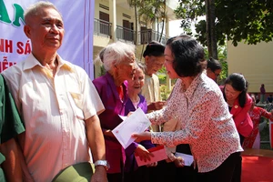 Đồng chí Trương Thị Mai trao tặng quà cho các gia đình thương binh, liệt sĩ.