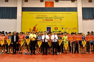 Các đồng chí lãnh đạo Báo Nhân Dân, Tổng cục Thể dục - Thể thao, Sở Văn hóa - Thể thao TP Hồ Chí Minh và nhà tài trợ trao cờ và kỷ niệm chương cho các đoàn.