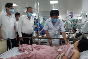 Phó Thủ tướng Thường trực Trương Hòa Bình thăm hỏi nạn nhân.