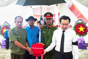 Đưa các liệt sĩ đến nơi an nghỉ cuối cùng.
