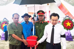 Đưa các liệt sĩ đến nơi an nghỉ cuối cùng.