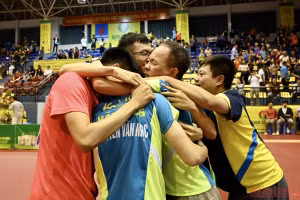 HLV và VĐV Hải Dương 1 ôm nhau ăn mừng chức vô địch.