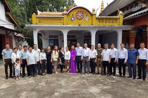 Tổng Lãnh sự Nguyễn Đăng Hùng cùng cán bộ, nhân viên Tổng Lãnh sự quán, kiều bào và doanh nghiệp Việt Nam tại Chùa Phật Tích, ngày 27-7. (Nguồn: Tổng Lãnh sự quán Việt Nam tại Luang Prabang)
