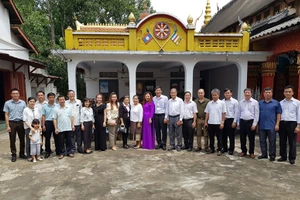 Tổng Lãnh sự Nguyễn Đăng Hùng cùng cán bộ, nhân viên Tổng Lãnh sự quán, kiều bào và doanh nghiệp Việt Nam tại Chùa Phật Tích, ngày 27-7. (Nguồn: Tổng Lãnh sự quán Việt Nam tại Luang Prabang)