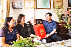 Đồng chí Vương Đình Huệ, Ủy viên Bộ Chính trị, Bí thư Thành ủy Hà Nội thăm hỏi, tặng quà gia đình bà Doãn Thị Ngọc Trâm (mẹ liệt sĩ Đặng Thùy Trâm). Ảnh: DUY LINH