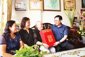 Đồng chí Vương Đình Huệ, Ủy viên Bộ Chính trị, Bí thư Thành ủy Hà Nội thăm hỏi, tặng quà gia đình bà Doãn Thị Ngọc Trâm (mẹ liệt sĩ Đặng Thùy Trâm). Ảnh: DUY LINH