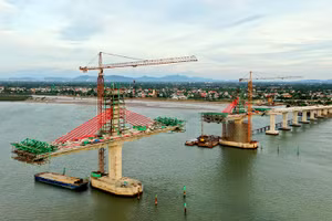 Cầu Cửa Hội (Nghệ An-Hà Tĩnh), dự án được đầu tư từ nguồn vốn đầu tư công đang được giải ngân để các đơn vị thi công đẩy nhanh tiến độ hoàn thành công trình theo đúng kế hoạch. Ảnh: Phạm Biên.