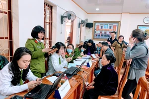 Công an Hải Phòng thu nhận hồ sơ cấp CCCD gắn chíp điện tử lưu động tại phường Máy Tơ (quận Ngô Quyền).