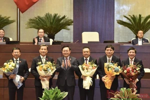 Chủ tịch Quốc hội Vương Đình Huệ tặng hoa các đồng chí vừa được Quốc hội bầu. Ảnh: TRẦN HẢI
