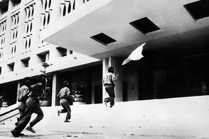 11 giờ 30 phút ngày 30-4-1975, bộ đội ta cầm cờ tiến vào Dinh Ðộc Lập. Ảnh: Vũ Tạo - TTXVN