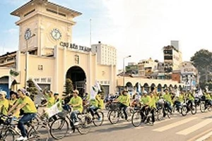 Thanh niên đi xe đạp kêu gọi việc bảo vệ môi trường và sử dụng những sản phẩm xanh.