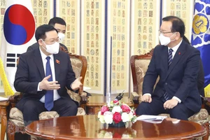 Chủ tịch Quốc hội Vương Đình Huệ hội kiến Thủ tướng Hàn Quốc Kim Boo Kyum. (Ảnh: TTXVN) 