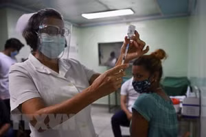 Tiêm vaccine ngừa Covid-19 tại Cienfuegos, Cuba, ngày 30/5/2021. (Ảnh: AFP/TTXVN)
