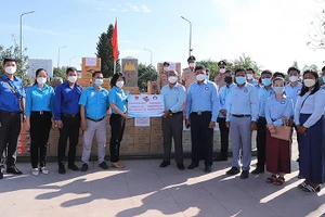 Đại diện Hội Liên hiệp Thanh niên Việt Nam và Hội Liên hiệp Thanh niên Campuchia tại Lễ bàn giao.