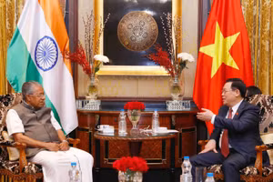 Chủ tịch Quốc hội Vương Đình Huệ trao đổi với Thủ hiến bang Kerala Pinarayi Vijayan. (Ảnh: CTTĐTQH)