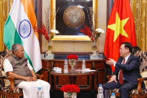 Chủ tịch Quốc hội Vương Đình Huệ trao đổi với Thủ hiến bang Kerala Pinarayi Vijayan. (Ảnh: CTTĐTQH)