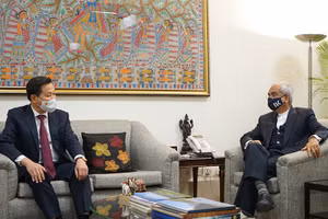 Phó Thủ tướng Chính phủ Lê Minh Khái (bên trái) và Phó Chủ tịch Viện Chuyển đổi quốc gia Ấn Độ Rajiv Kumar. (Ảnh: Phan Tùng/VOV) 