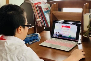 Học sinh học trực tuyến tại nhà trong những ngày nghỉ do dịch Covid-19. (Ảnh: Đăng Anh)