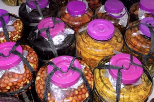 Rượu ngâm dược liệu, động vật nếu không sử dụng đúng cách, không có nguồn gốc rõ ràng sẽ gây ngộ độc, thậm chí tử vong. Ảnh: HUY HOÀNG 