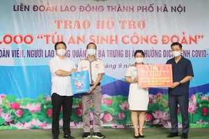 Liên đoàn Lao động Hà Nội trao quà An sinh Công đoàn tới người lao động quận Hai Bà Trưng vào tháng 9 vừa qua (Ảnh minh họa: An Trân).