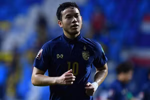 Thanawat Suengchitthawon trong màu áo Đội tuyển quốc gia Thái Lan. (Ảnh: THSport) 