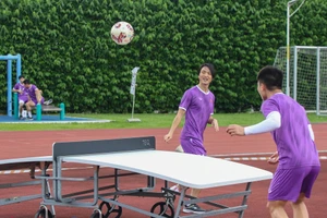 Tuấn Anh thử sức cùng bộ môn tedball. (Ảnh: VFF)