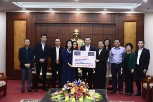 Đồng chí Ngô Văn Tuấn, Ủy viên Trung ương Đảng, Bí thư Tỉnh ủy Hòa Bình (giữa) chứng kiến Ủy ban MTTQ tỉnh tiếp nhận ủng hộ của Công ty VINAHUD.