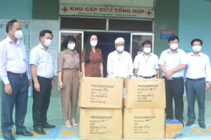 Bí thư Tỉnh ủy Quảng Ngãi Bùi Thị Quỳnh Vân (thứ 5 từ phải sang) tặng thiết bị y tế cho cơ sở 5 điều trị bệnh nhân Covid-19 của tỉnh.