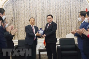 Chủ tịch Quốc hội Vương Đình Huệ tặng quà lưu niệm cho đại diện dòng họ Lý gốc Việt. (Ảnh: Doãn Tấn/TTXVN)