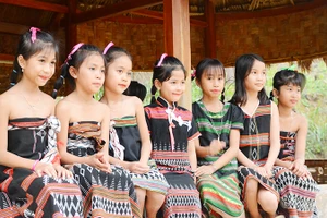 Những em bé dân tộc Cơ Tu trong trang phục truyền thống.