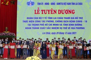 Lãnh đạo tỉnh Lai Châu tặng bằng khen cho các cán bộ đi hỗ trợ các tỉnh miền nam chống dịch trở về.