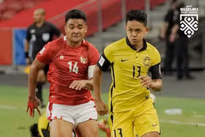 Đội tuyển Malaysia (áo vàng) dù dẫn trước nhưng nhanh chóng bị Indonesia áp đảo hoàn toàn. (Ảnh: AFF)