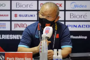 HLV Park Hang-seo trả lời họp báo sau trận bán kết lượt đi gặp Thái Lan. (Ảnh: VFF)