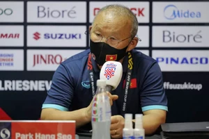 HLV Park Hang-seo trả lời họp báo sau trận bán kết lượt đi gặp Thái Lan. (Ảnh: VFF)