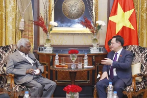 Chủ tịch Quốc hội Vương Đình Huệ tiếp Tổng Bí thư Đảng Cộng sản Ấn Độ D. Raja. (Ảnh: Doãn Tấn/TTXVN)