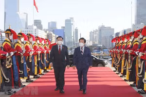 Chủ tịch Quốc hội Vương Đình Huệ và Chủ tịch Quốc hội Hàn Quốc Park Byeong-seug. (Ảnh: TTXVN)