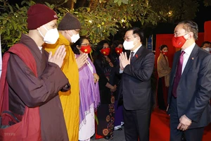 Chủ tịch Quốc hội Vương Đình Huệ gặp gỡ cán bộ, nhân viên Đại sứ quán Việt Nam tại Ấn Độ. (Ảnh: TTXVN)