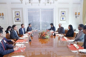 Chủ tịch Quốc hội Vương Đình Huệ làm việc với bà Roshni Nadar Malhotra, Chủ tịch Hội đồng Quản trị Công ty công nghệ HCL. (Ảnh: TTXVN)