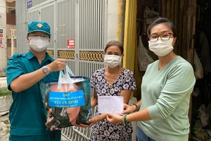 Người dân trên địa bàn quận 5 nhận hỗ trợ đợt 3.