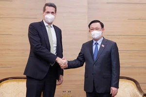 Chủ tịch Quốc hội Vương Đình Huệ tiếp Giám đốc ADB tại Việt Nam Andrew Jeffries. (Ảnh: TTXVN)