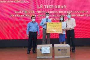 Trao bảng tượng trưng tại buổi tiếp nhận ngày 1/12.