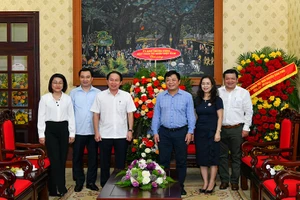 Phó Tổng Biên tập Quế Đình Nguyên tiếp đoàn đại biểu Mặt trận Tổ quốc Việt Nam do đồng chí Lê Tiến Châu dẫn đầu. (Ảnh: THỦY NGUYÊN)