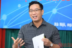 TS Đỗ Anh Đức, Viện Đào tạo Báo chí và Truyền thông, Trường Đại học Khoa học Xã hội và Nhân văn, Đại học Quốc gia Hà Nội trình bày tham luận tại hội thảo. (Ảnh: THÀNH ĐẠT) 