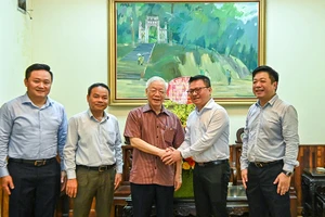 Tổng Bí thư Nguyễn Phú Trọng chúc mừng Báo Nhân Dân nhân Ngày Báo chí cách mạng Việt Nam. (Ảnh DUY LINH)